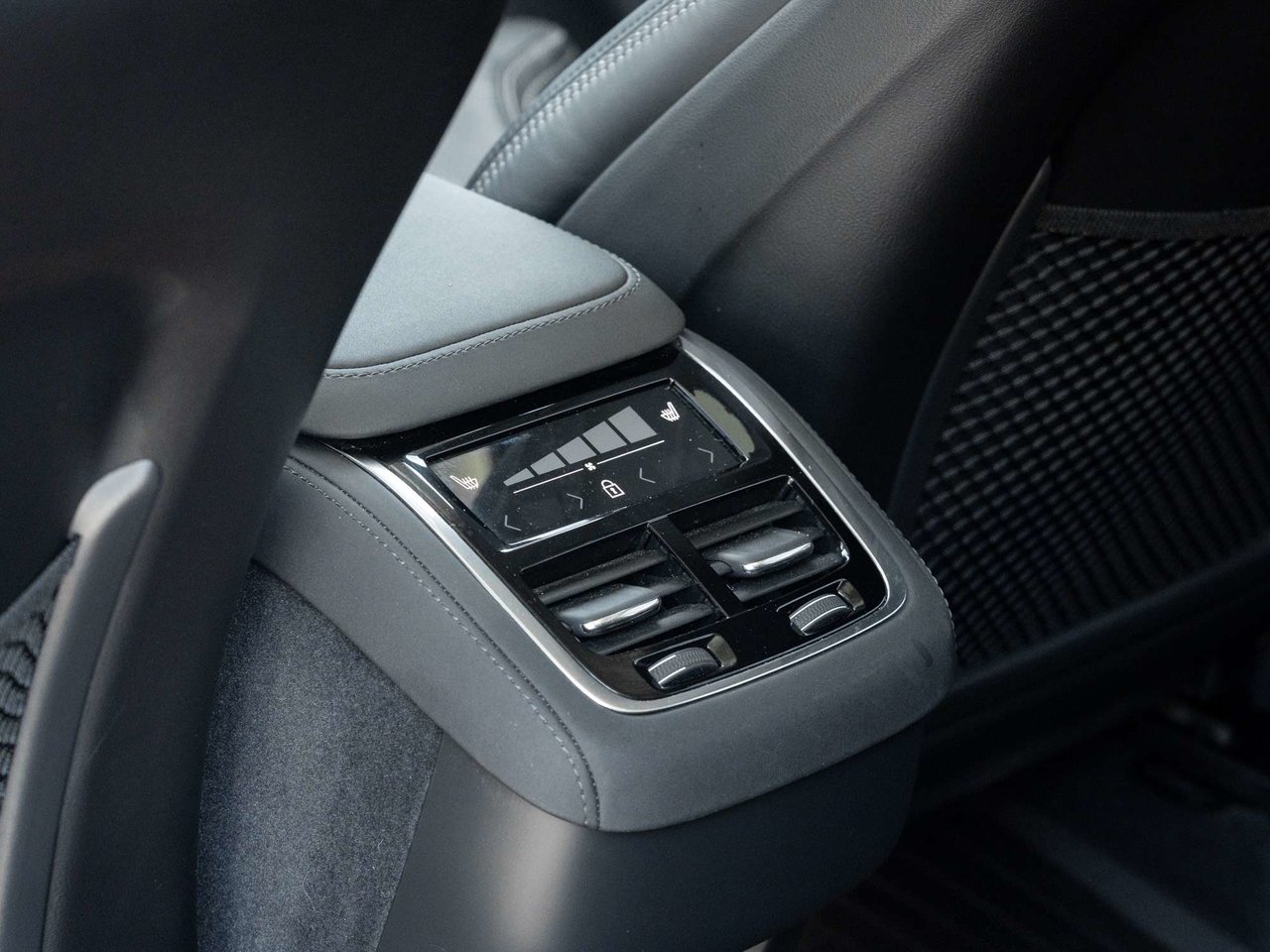 2025 Volvo XC90 Ultra Bright Theme-22