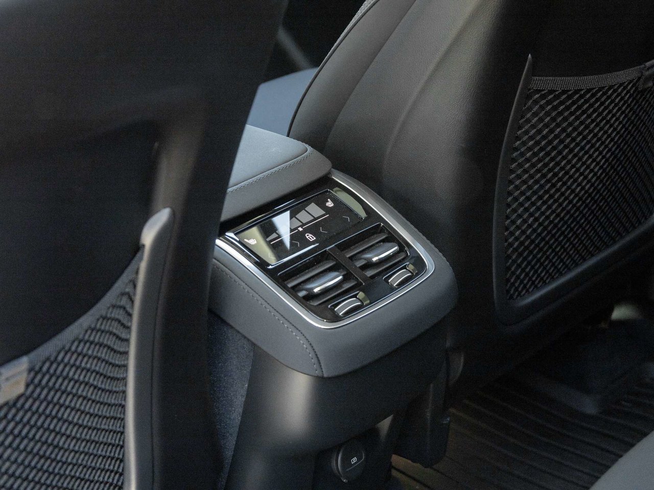 2026 Volvo XC90 Plus Dark Theme-24