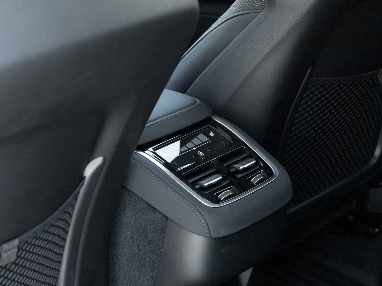 Volvo XC90 B6 AWD Plus Bright Theme 7-Seater 2026-24