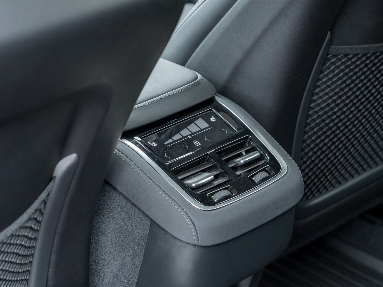 Volvo XC90 B6 AWD Core 7-Seater VOLVO CPO RATE FROM  3.49%* 2026-22