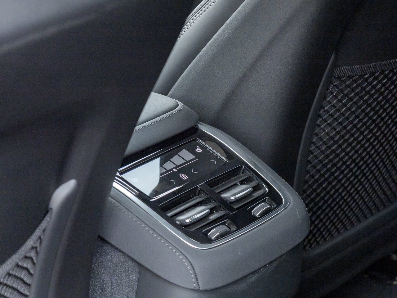 2026 Volvo XC90 B6 AWD Ultra Bright Theme 6-SEATER  HARMAN KARDON-24