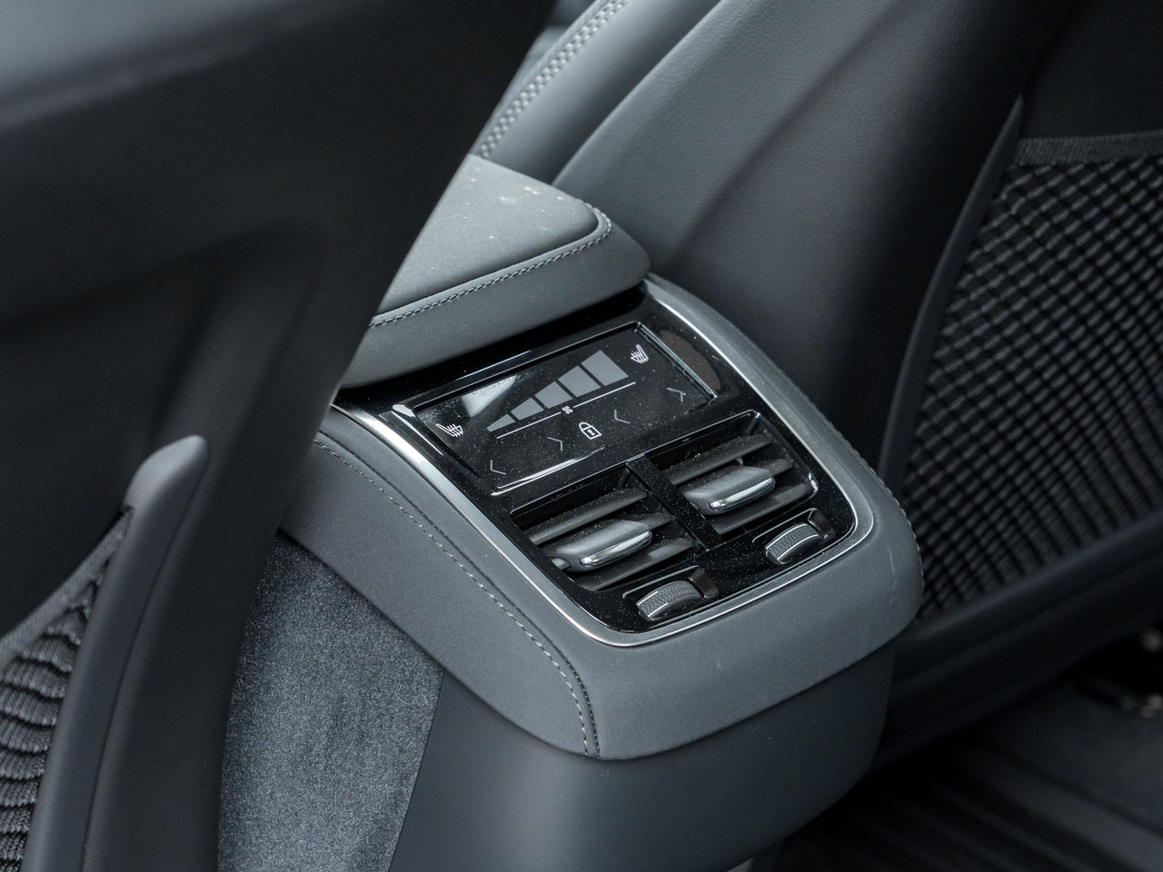 Volvo XC90 B6 AWD Ultra Bright Theme 6-SEATER  HARMAN KARDON 2026-24