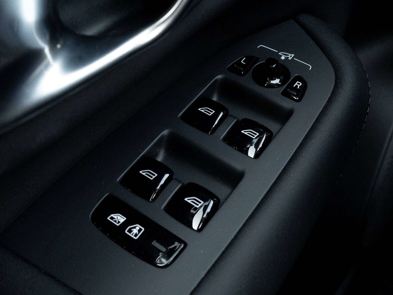 2026 Volvo XC90 Plus Dark Theme-14