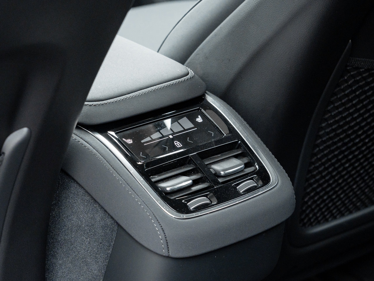 2026 Volvo XC90 B6 AWD PLUS  ALMOST NEW  VOLVO CPO RATE fr 2.99%*-24