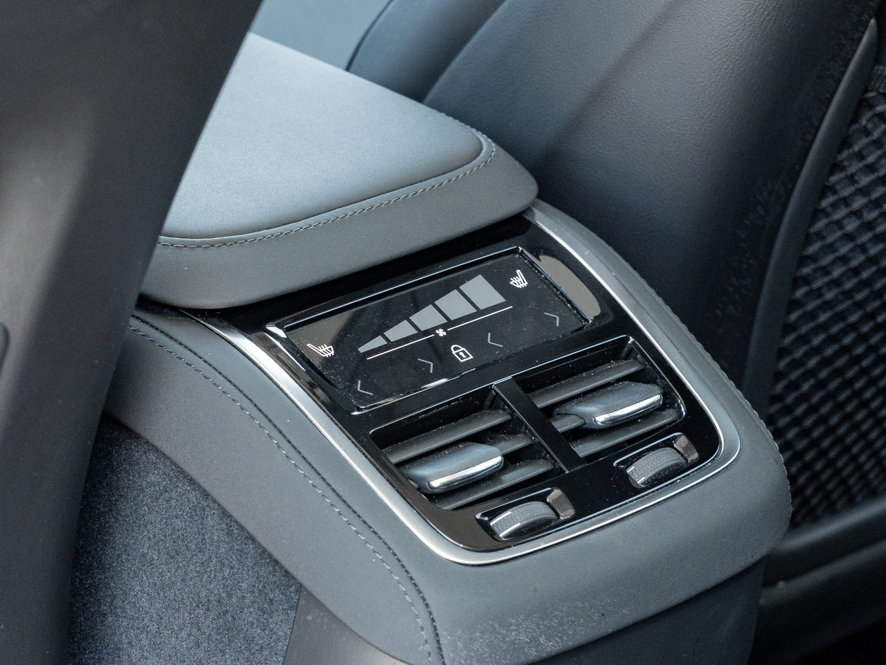 2026 Volvo XC90 B6 AWD PLUS Dark Theme  VOLVO CPO RATE fr 3.49%*-23