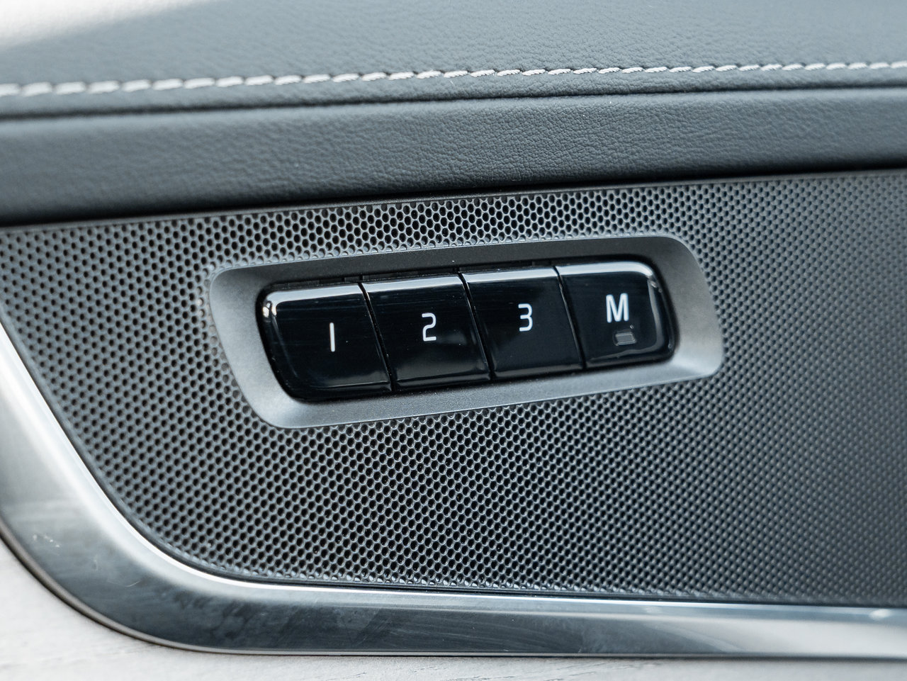 2026 Volvo XC90 B6 AWD PLUS Dark Theme  VOLVO CPO RATE fr 3.49%*-14