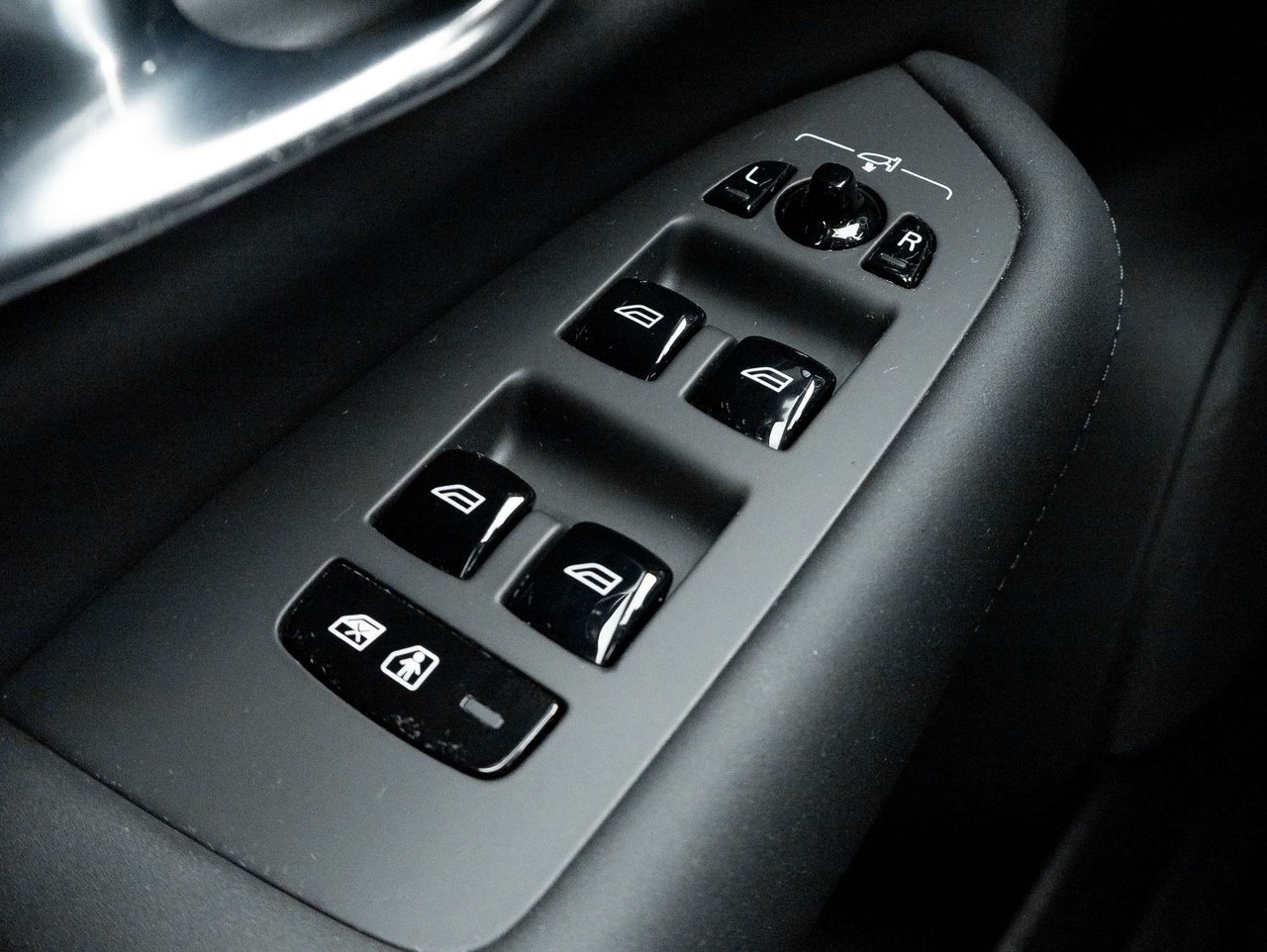 2026 Volvo XC90 Plus Dark Theme-14