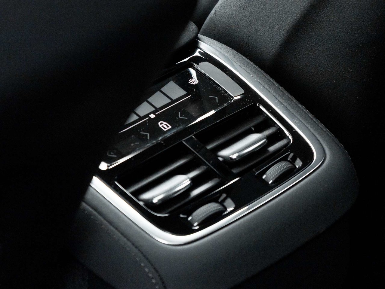2026 Volvo XC90 Plus Dark Theme-25