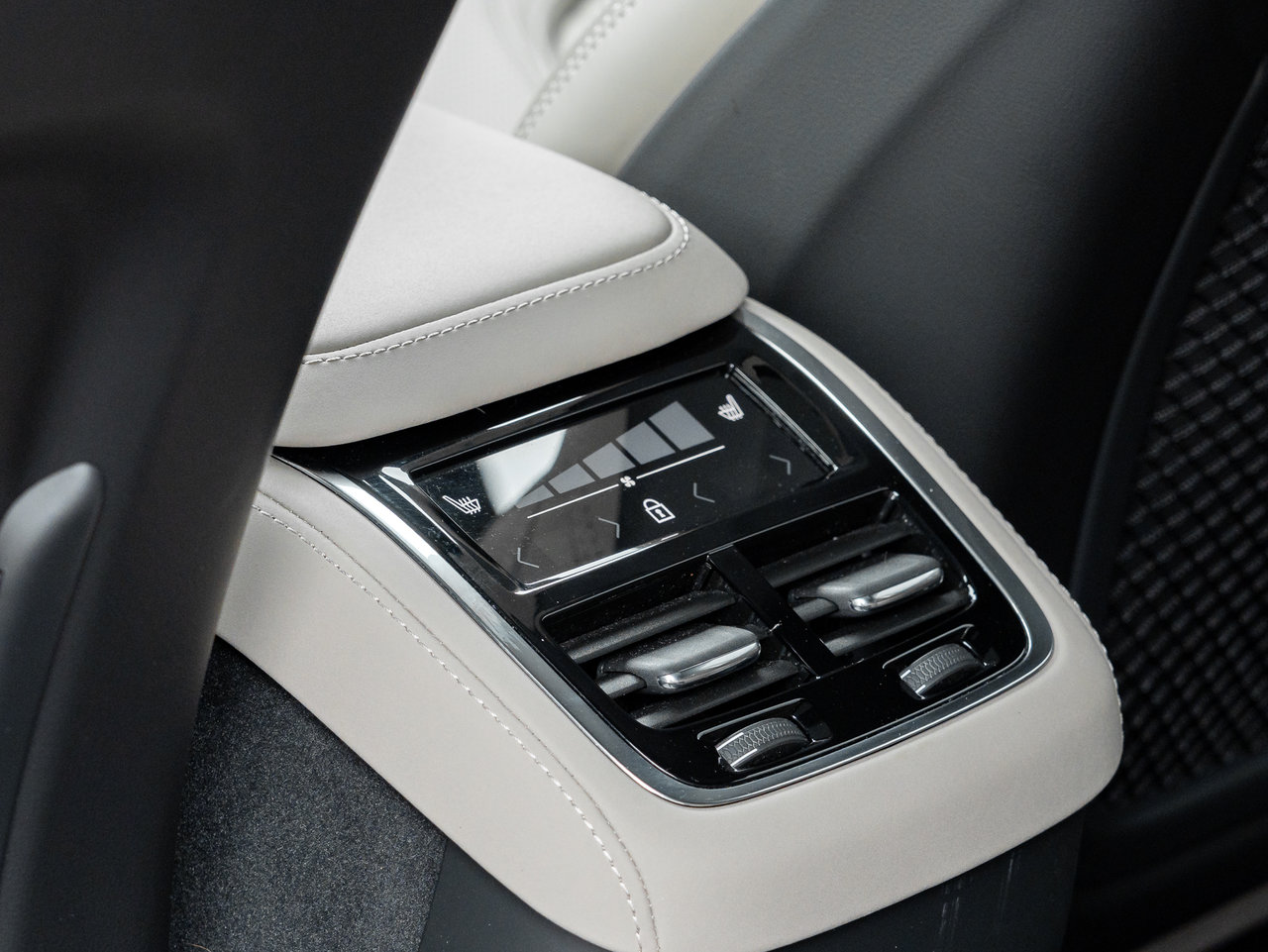Volvo XC90 B6 AWD Ultra Dark Theme  CPO RATE fr 2.99%* 2026-25