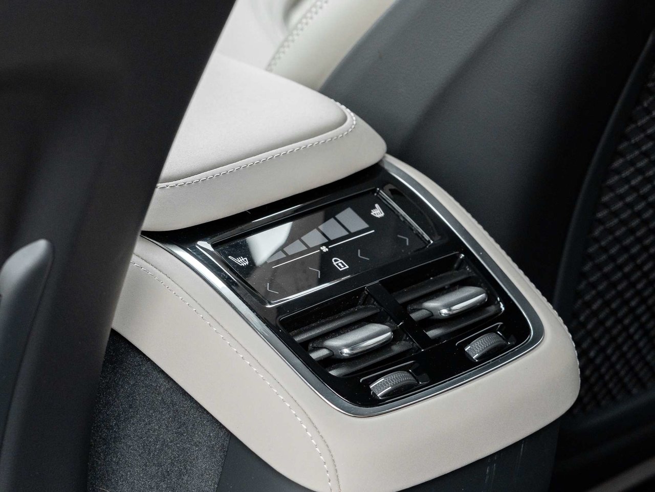 2026 Volvo XC90 B6 AWD Ultra Dark Theme  CPO RATE fr 2.99%*-24
