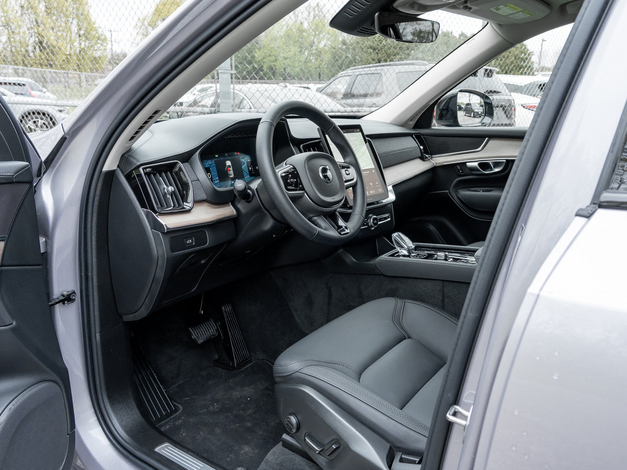 2026 Volvo XC90 B6 AWD PLUS Dark Theme  SUPER LOW MILEAGE-6