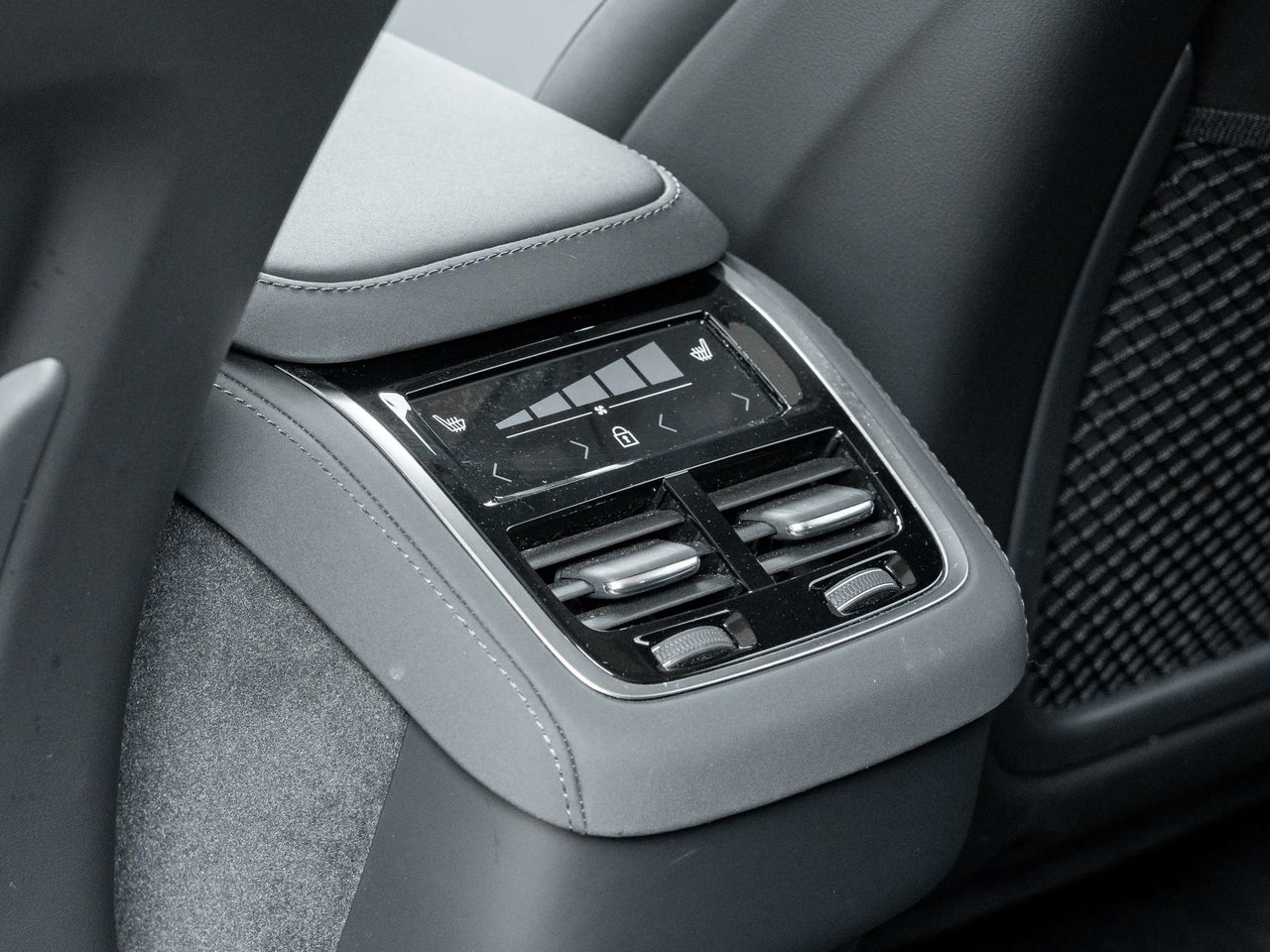 2026 Volvo XC90 Plus Dark Theme-23
