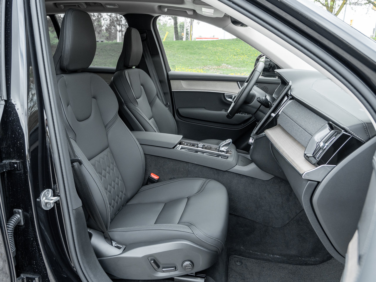2026 Volvo XC90 B6 AWD PLUS Dark Theme  GREAT VALUE  APR fr 2.99%*-21