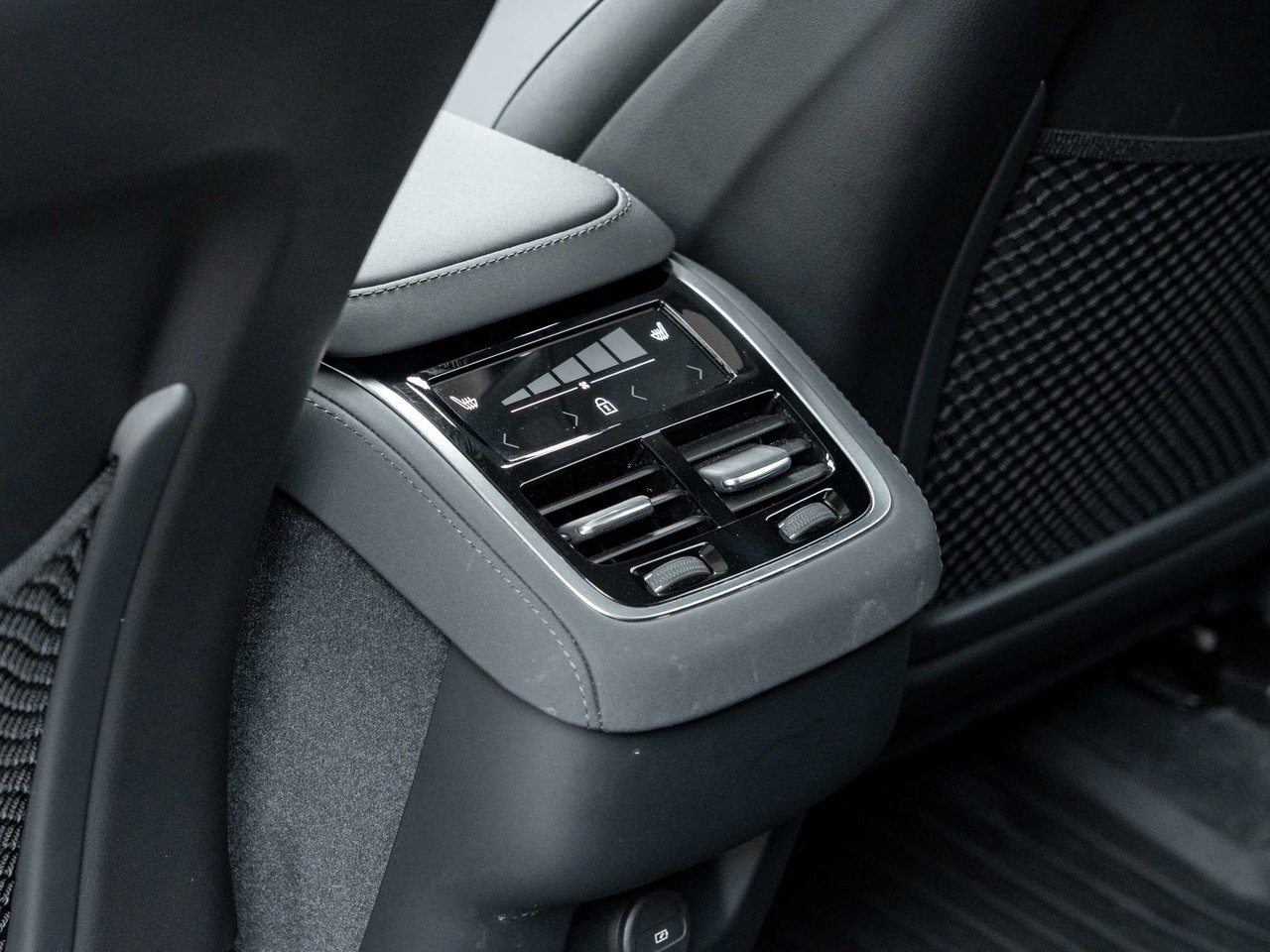 2026 Volvo XC90 Plus Bright Theme-23
