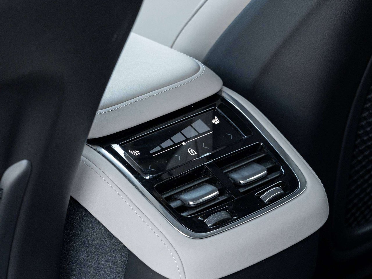 Volvo XC90 PLUS^Foldable Hitch^Harman Kardon^Rate fr 2.99%* 2026-24