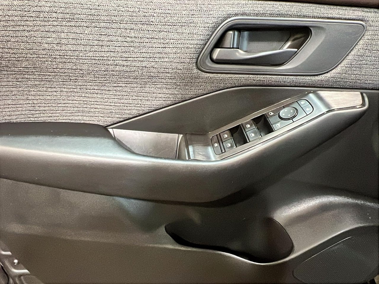 Nissan Rogue S 2023-9