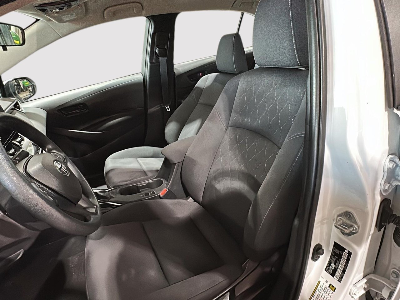 Toyota Corolla LE 2023-8
