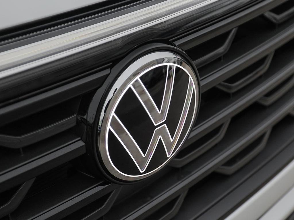 2025 Volkswagen Atlas Cross Sport Comfortline R-Line Black Edition No Options / Oryx White Pearl