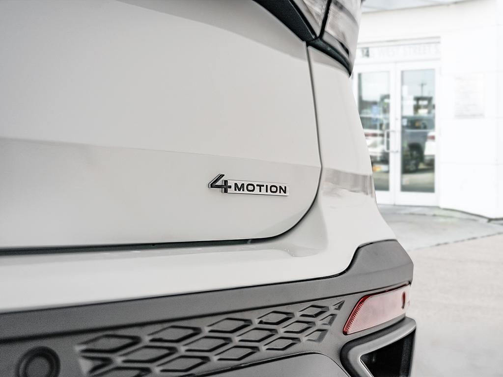 2025 Volkswagen Taos Comfortline Black Edition No Options / Pure White