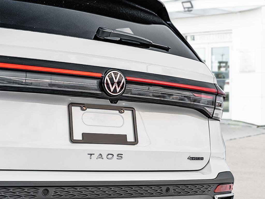 2025 Volkswagen Taos Comfortline No Options / Pure White