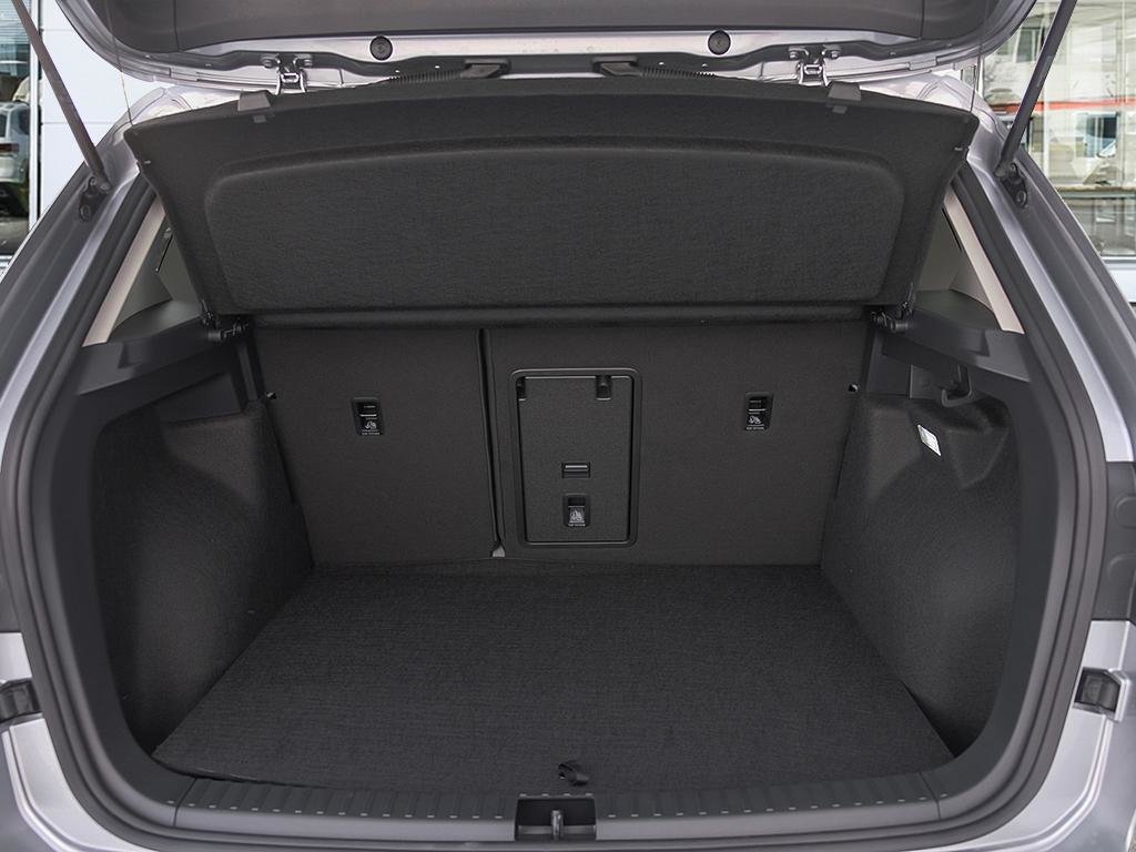 2025 Volkswagen Taos Highline No Options / Pyrite Silver Metallic
