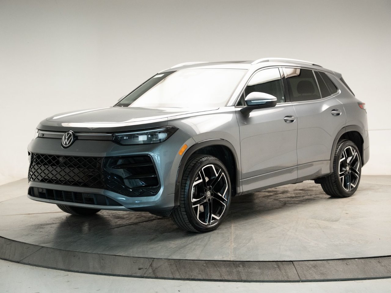 Platinum Gray Metallic 2026 Volkswagen Tiguan SUV / Crossover Automatic