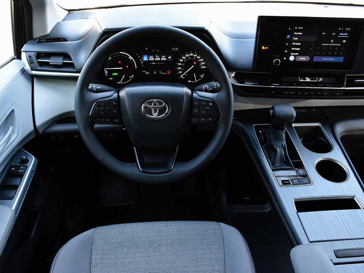 2025 Toyota Sienna LE-14