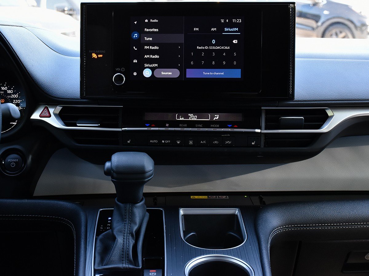 2025 Toyota Sienna LE-17