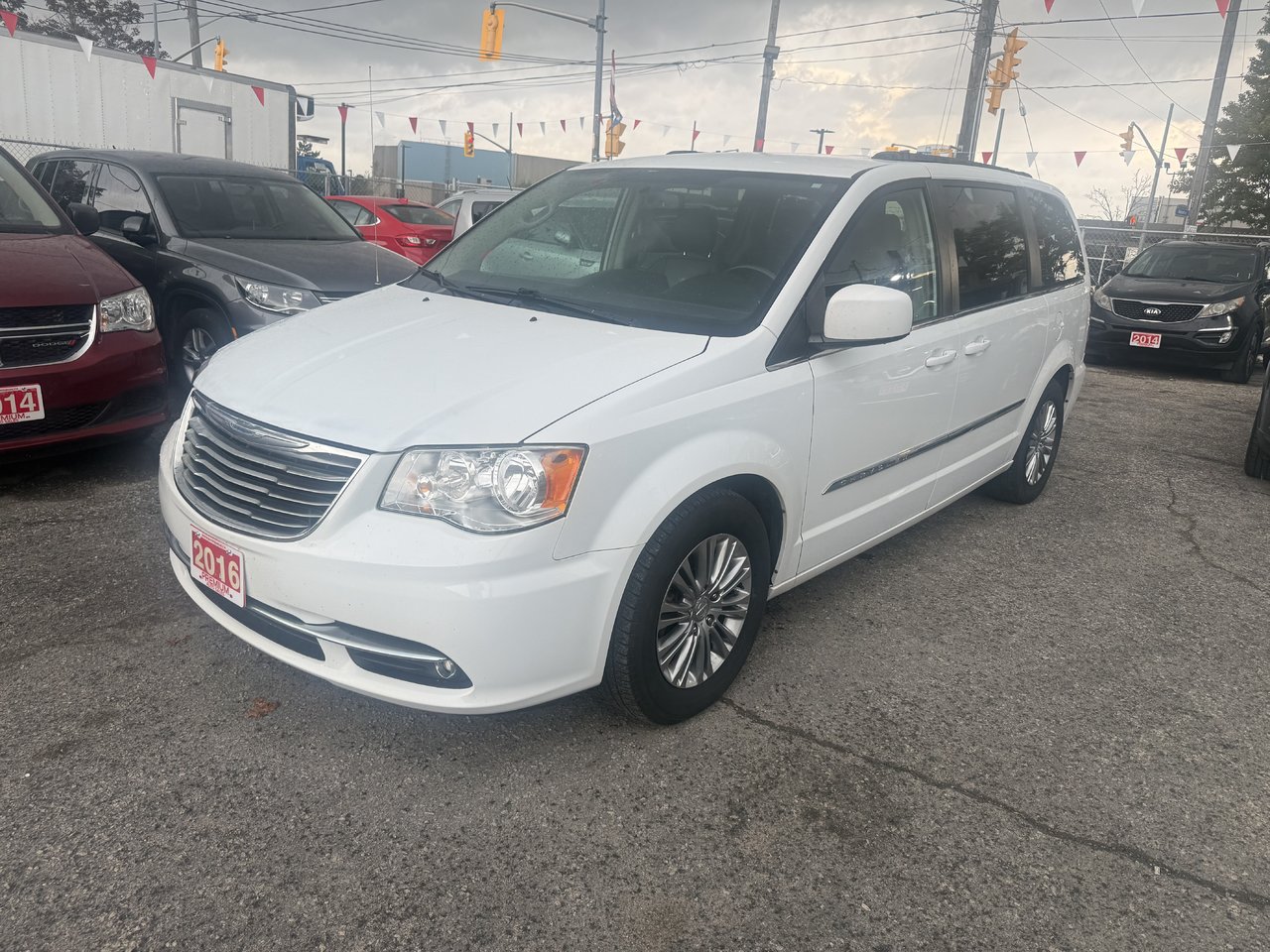  2016 Chrysler Town & Country Minivan Front-Wheel Drive Automatic