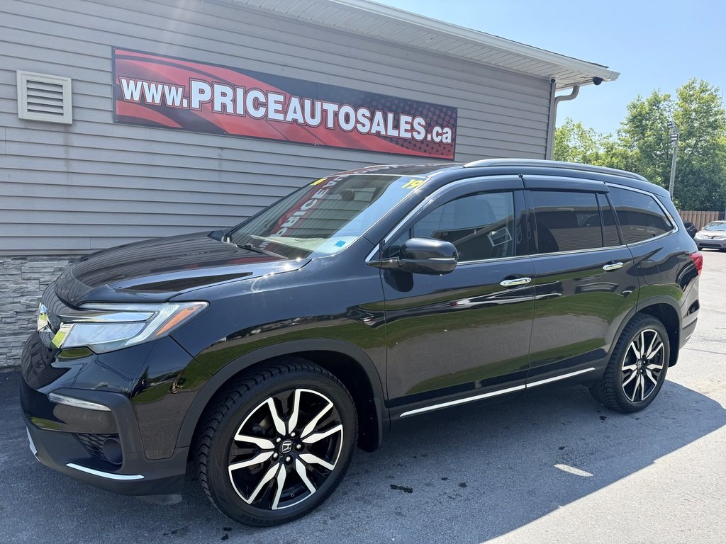 2019 Honda Pilot Touring AWD with Rear Captain's Chairs