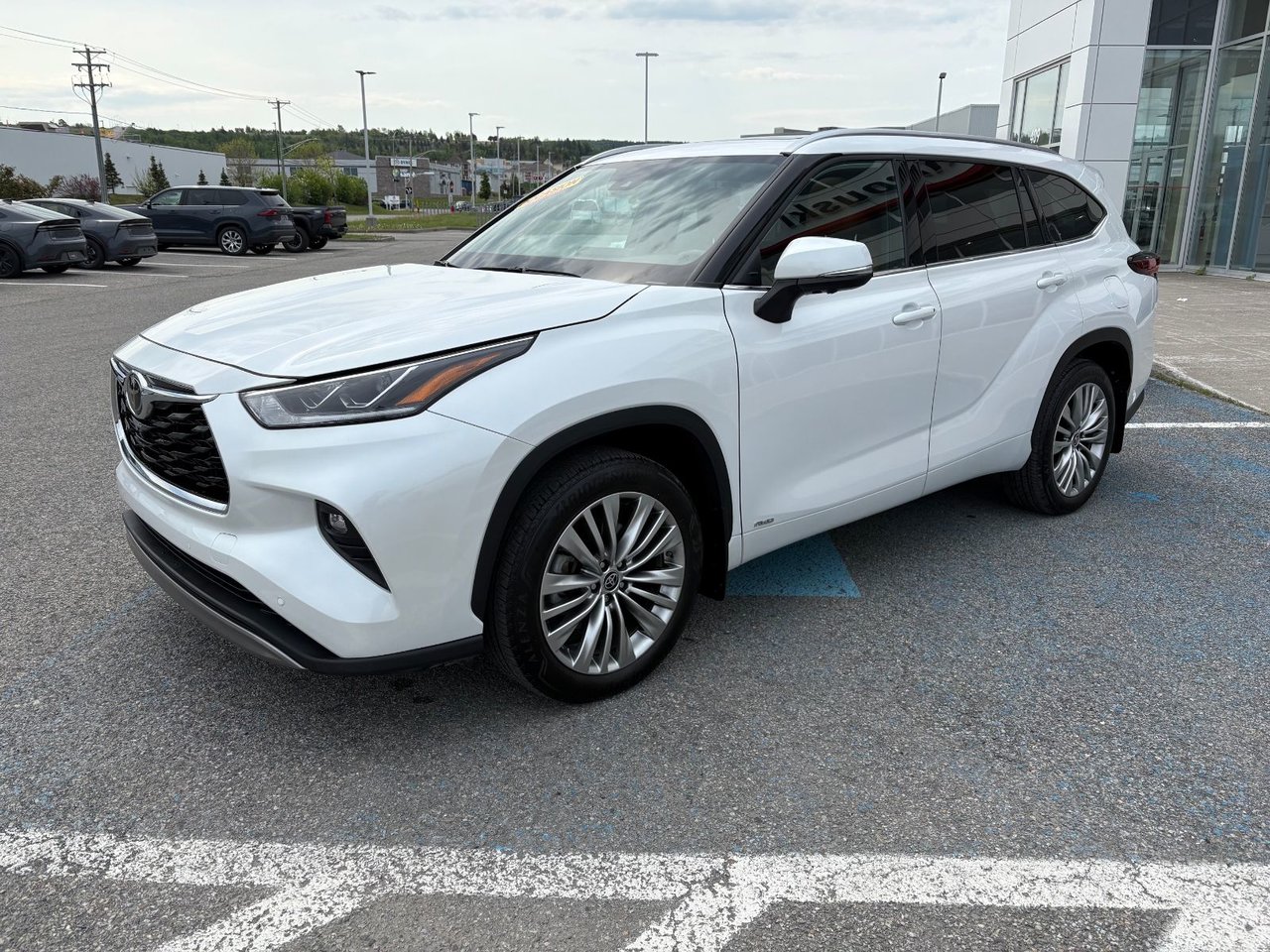 White 2025 Toyota Highlander Hybrid Platinum AWD SUV / Crossover All-Wheel Drive Automatic