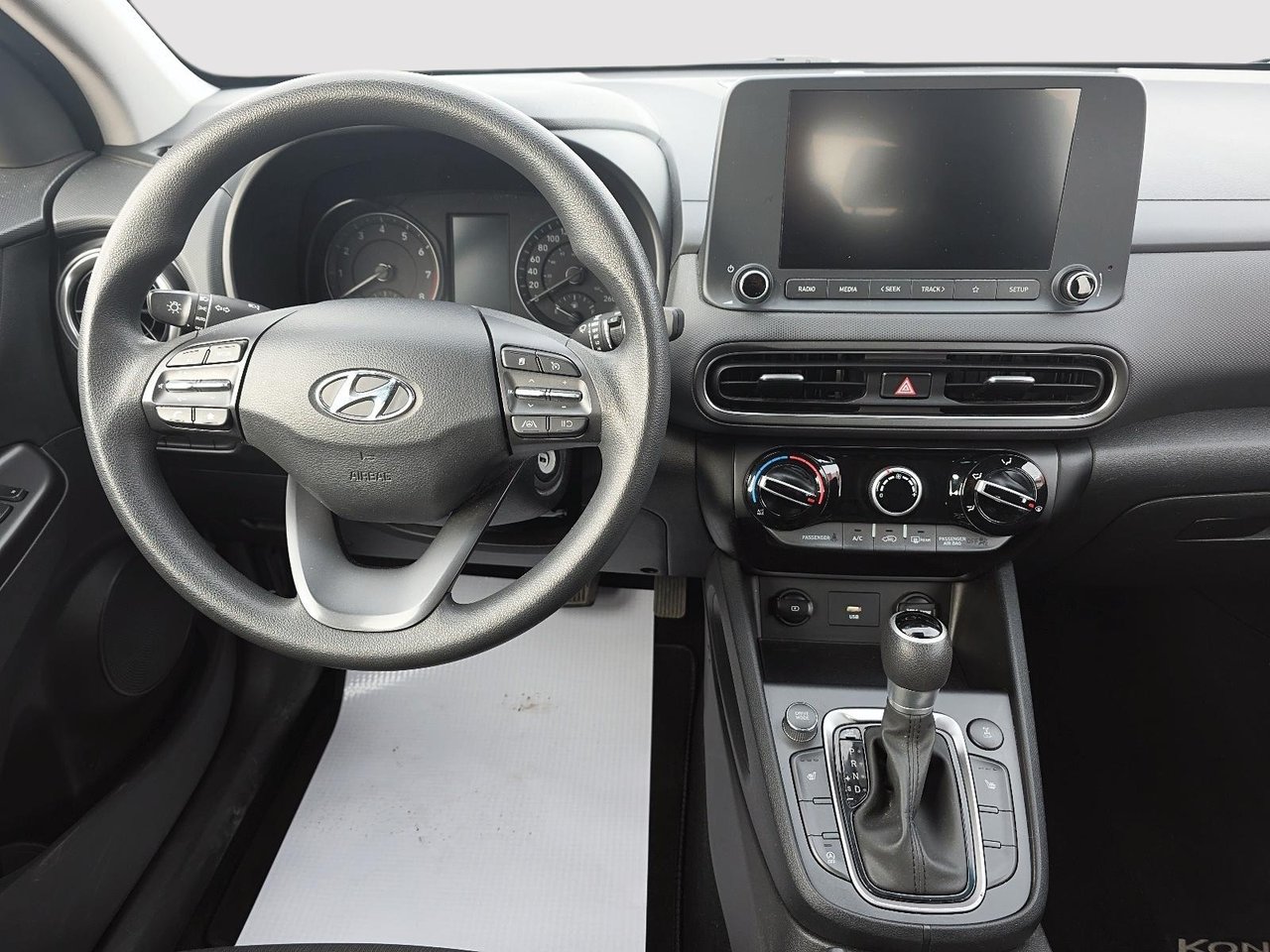 Hyundai Kona Essential 2023-8