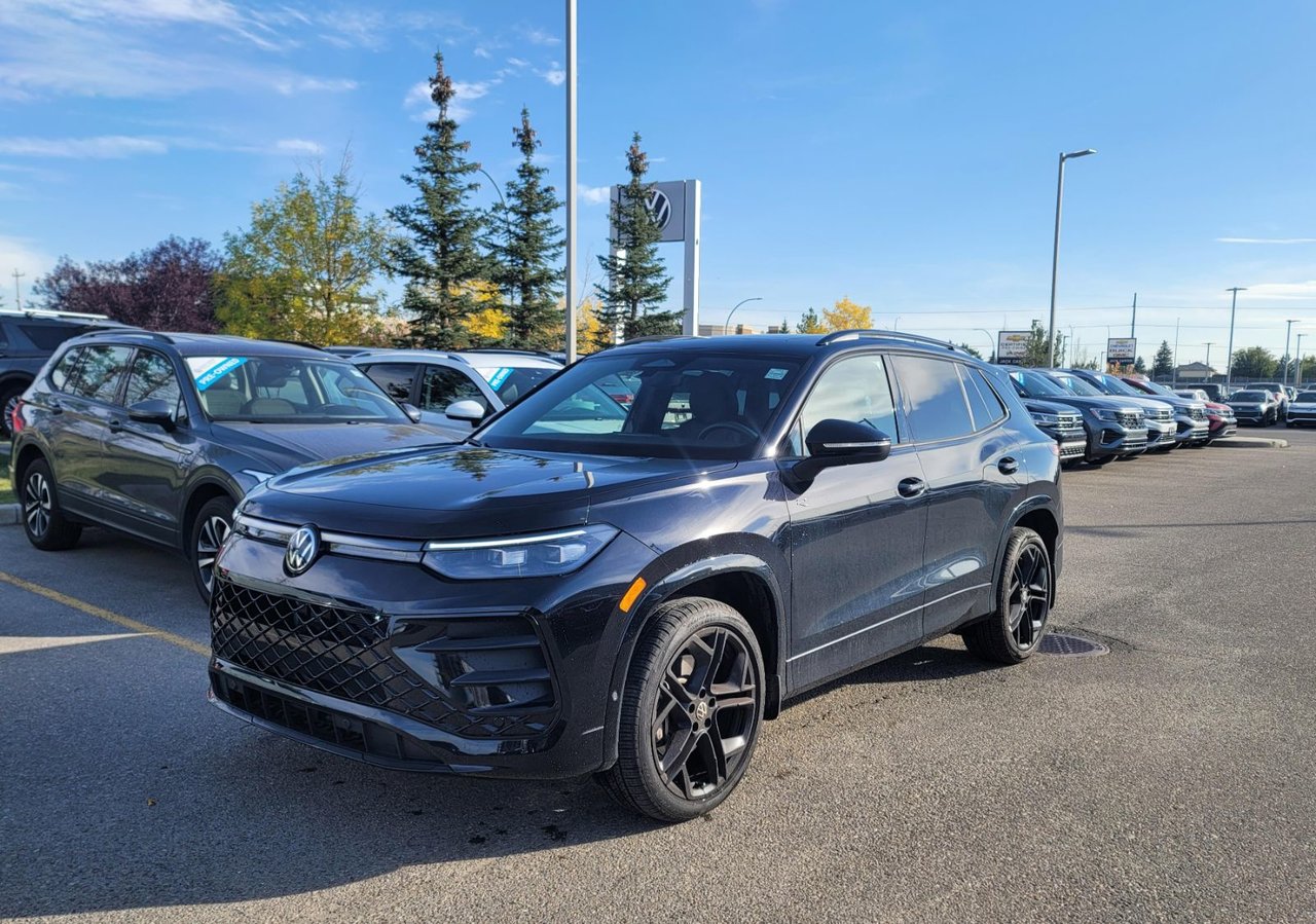 Deep Black Pearl 2026 Volkswagen Tiguan SUV / Crossover Automatic