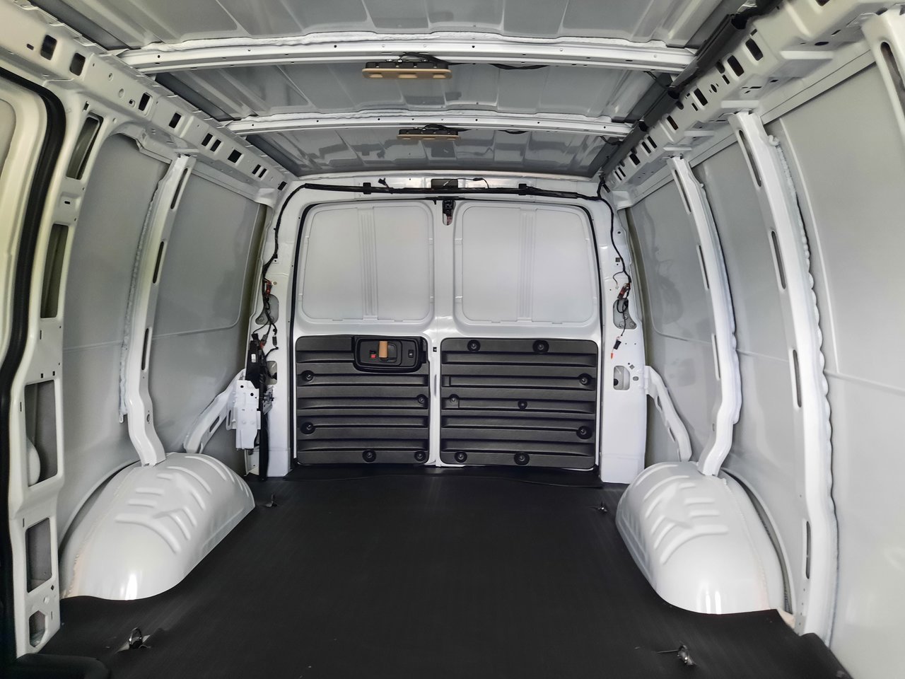 2025 Chevrolet Express Cargo 2500 WT 135''-19