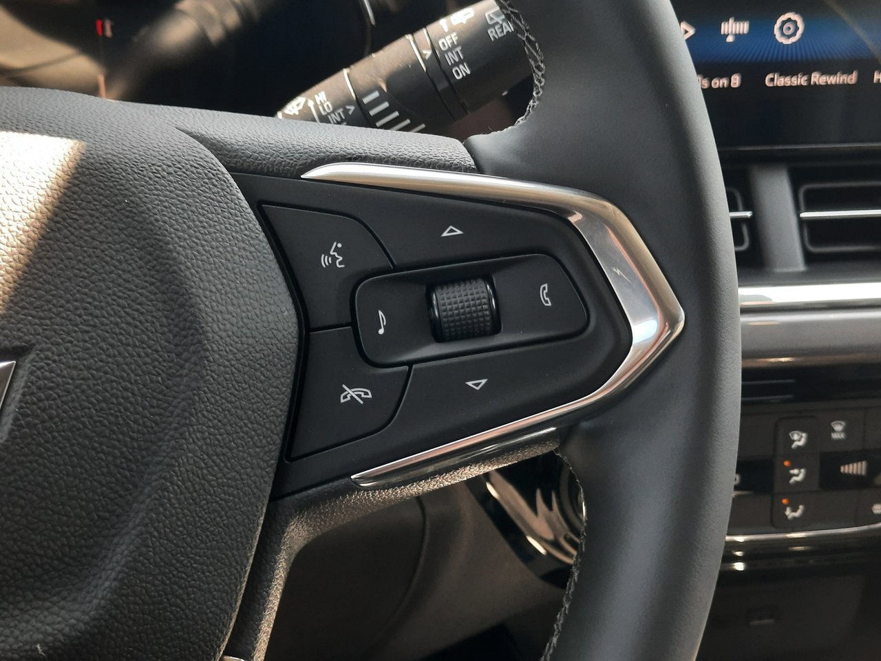 2025 Chevrolet Trax ACTIV-11