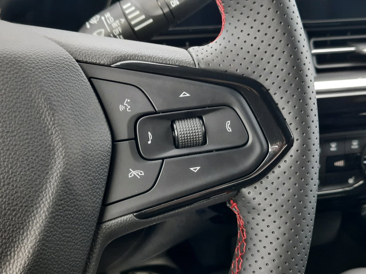 2025 Chevrolet Trax 2RS-12