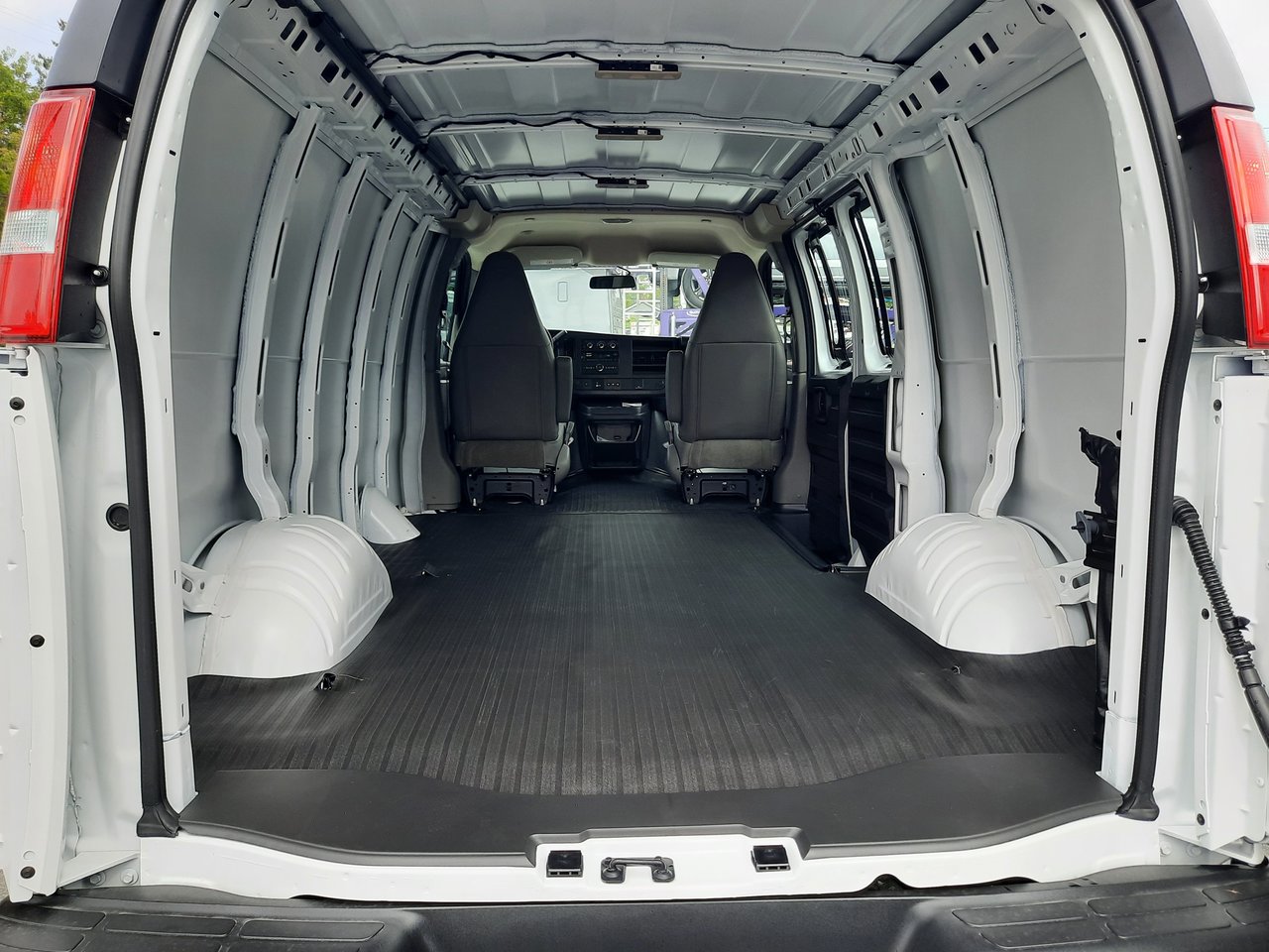 2025 GMC Savana Cargo 2500 WT 135-8