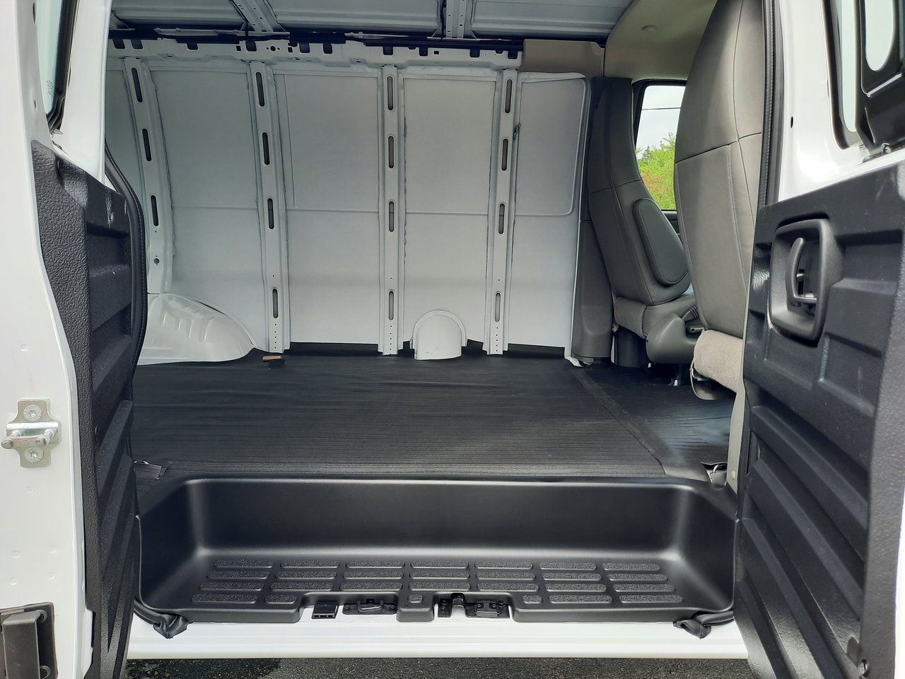 2025 GMC Savana Cargo 2500 WT 135-9