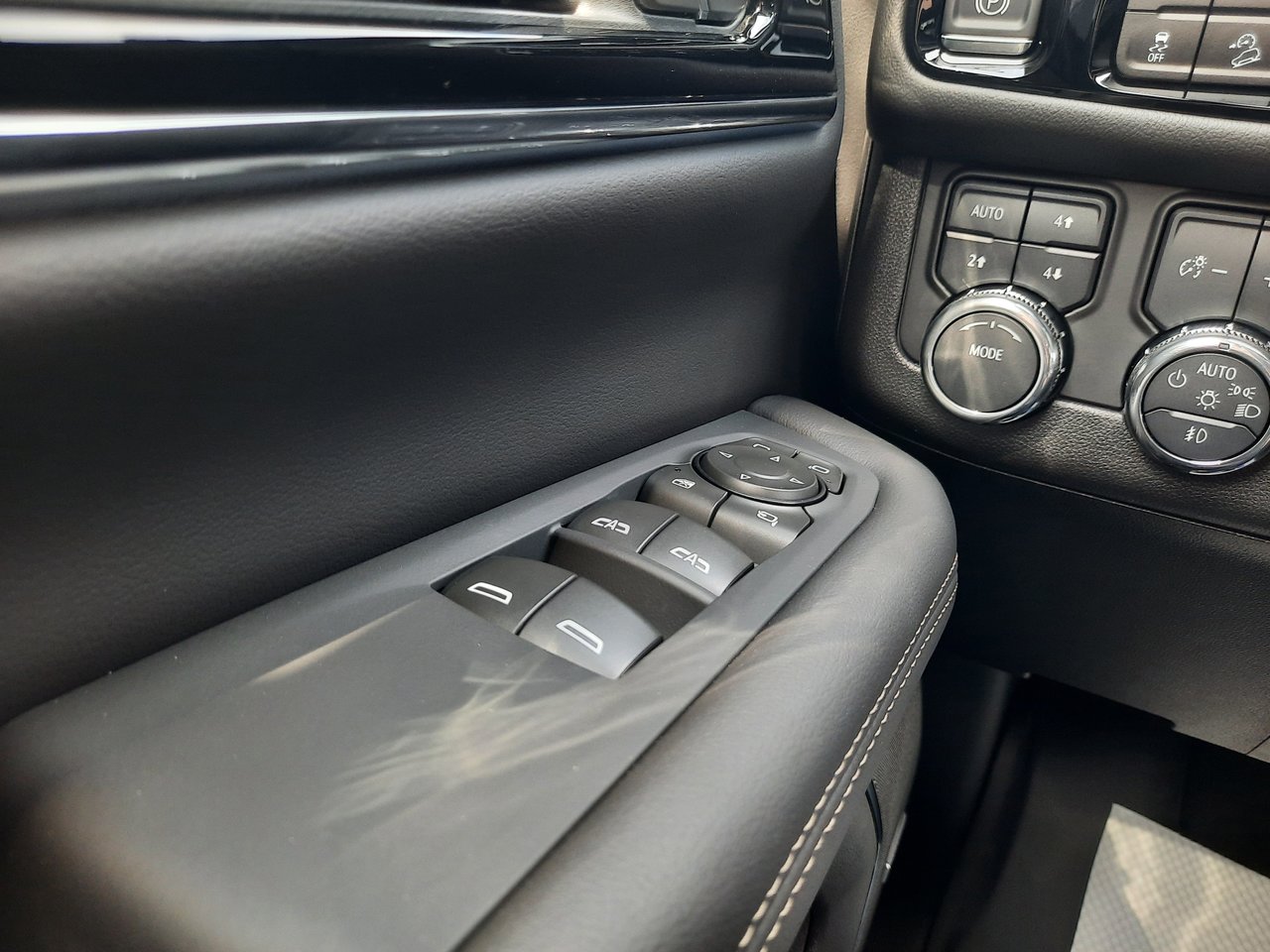 2025 GMC Yukon Elevation-10