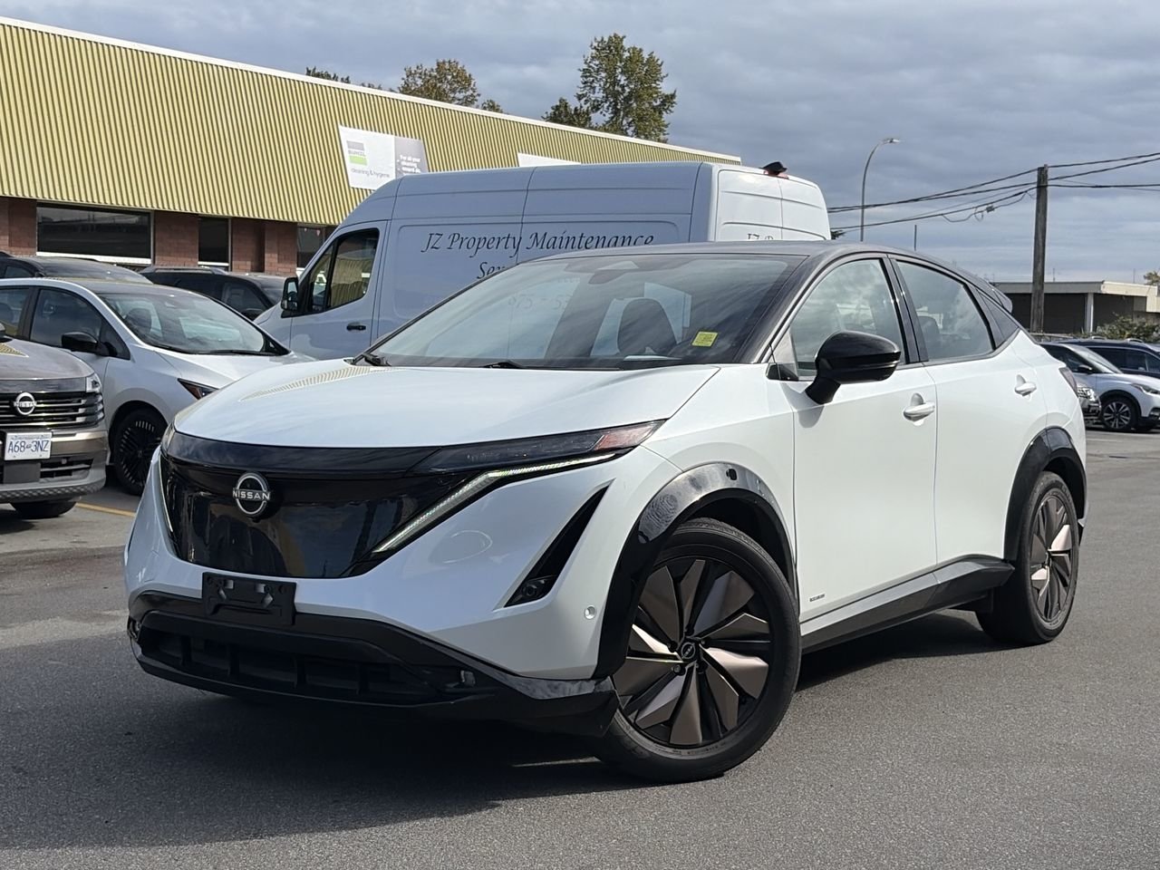 Two-Tone Everest White Pearl Tricoat/Black Diamond 2023 Nissan Ariya SUV / Crossover All-Wheel Drive Automatic