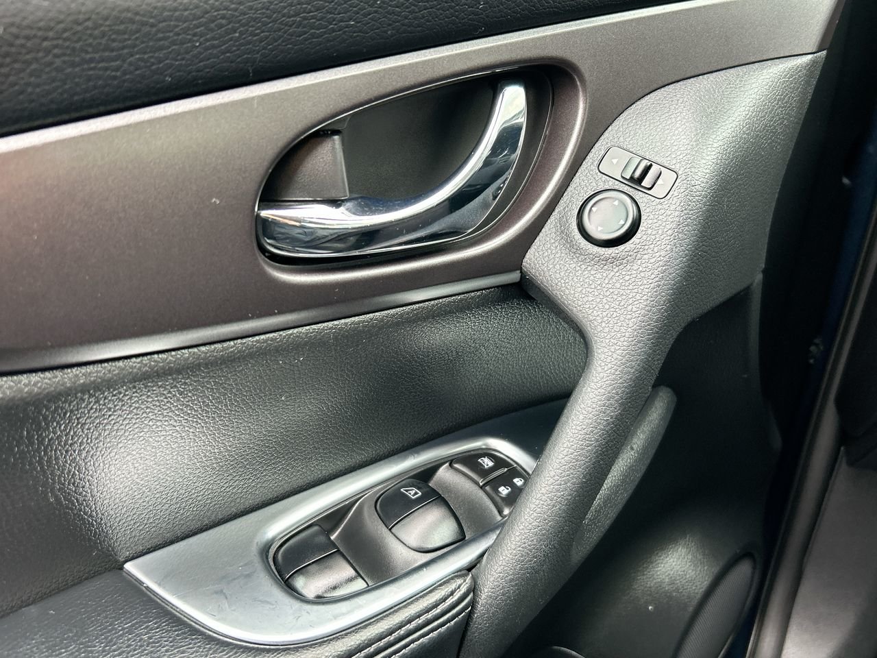 Used 2016  Nissan SV image 20