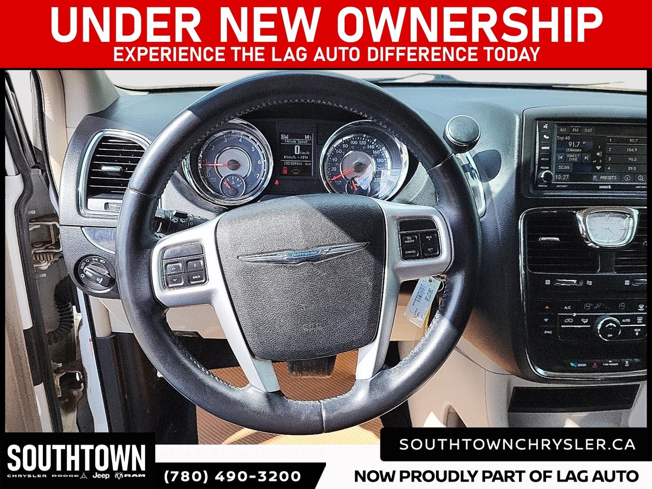 2014 Chrysler Town & Country Touring-11