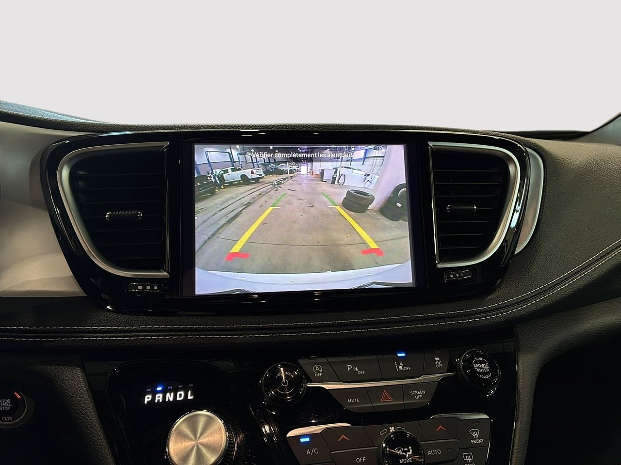 Chrysler Pacifica Limited 2025-15