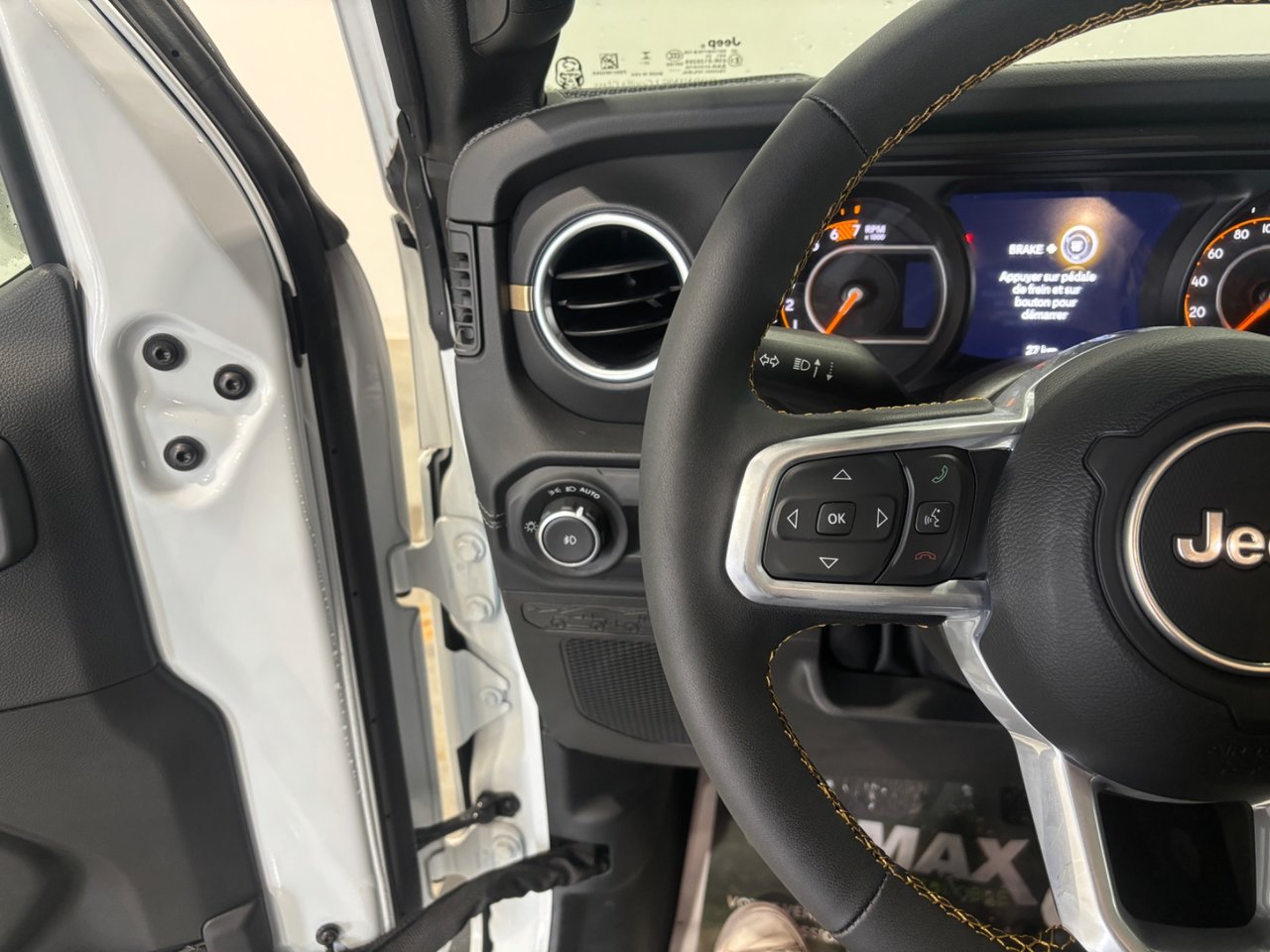 Jeep WRANGLER 4-Door SAHARA 2024-15