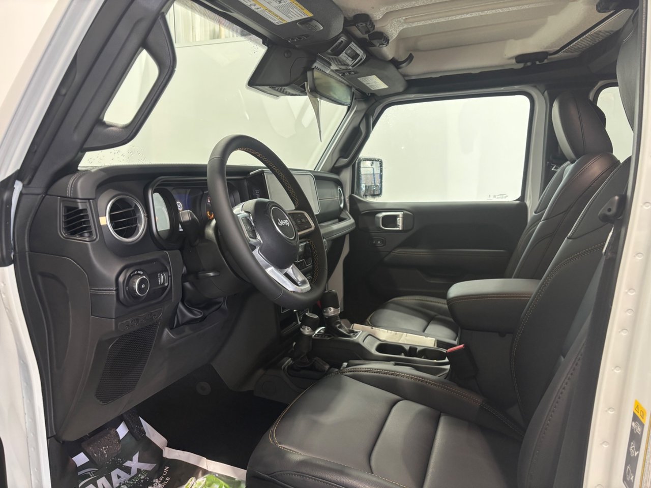 Jeep WRANGLER 4-Door SAHARA 2024-14