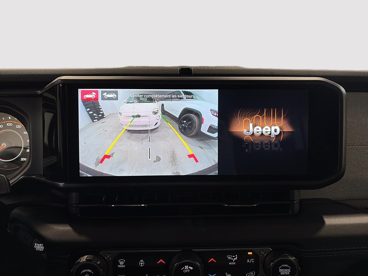 Jeep Wrangler 4-Door SAHARA 2024-13