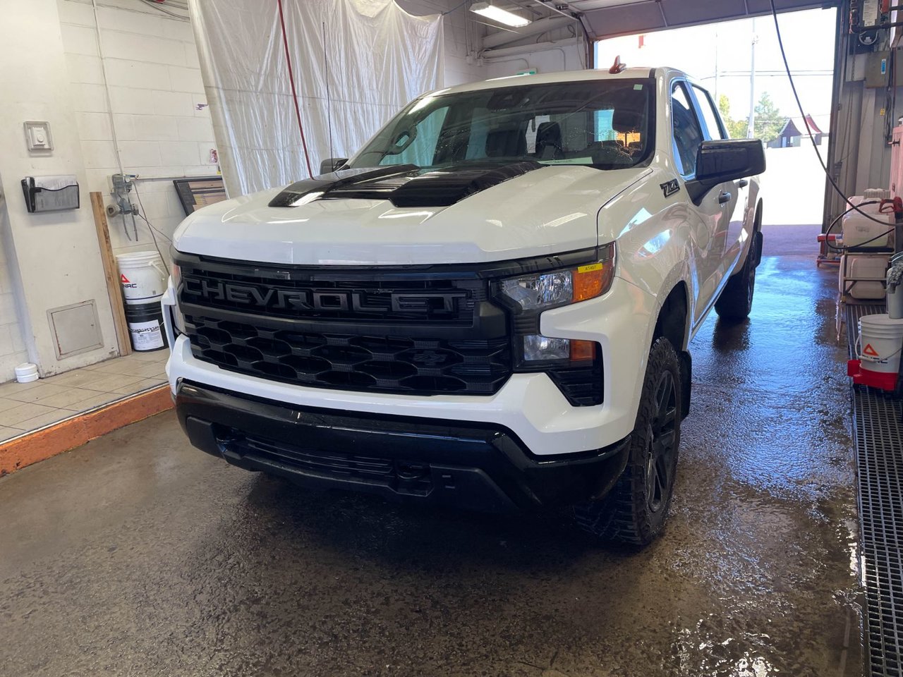 Summit White 2025 Chevrolet Silverado 1500 Pickup Truck Four-Wheel Drive Automatic