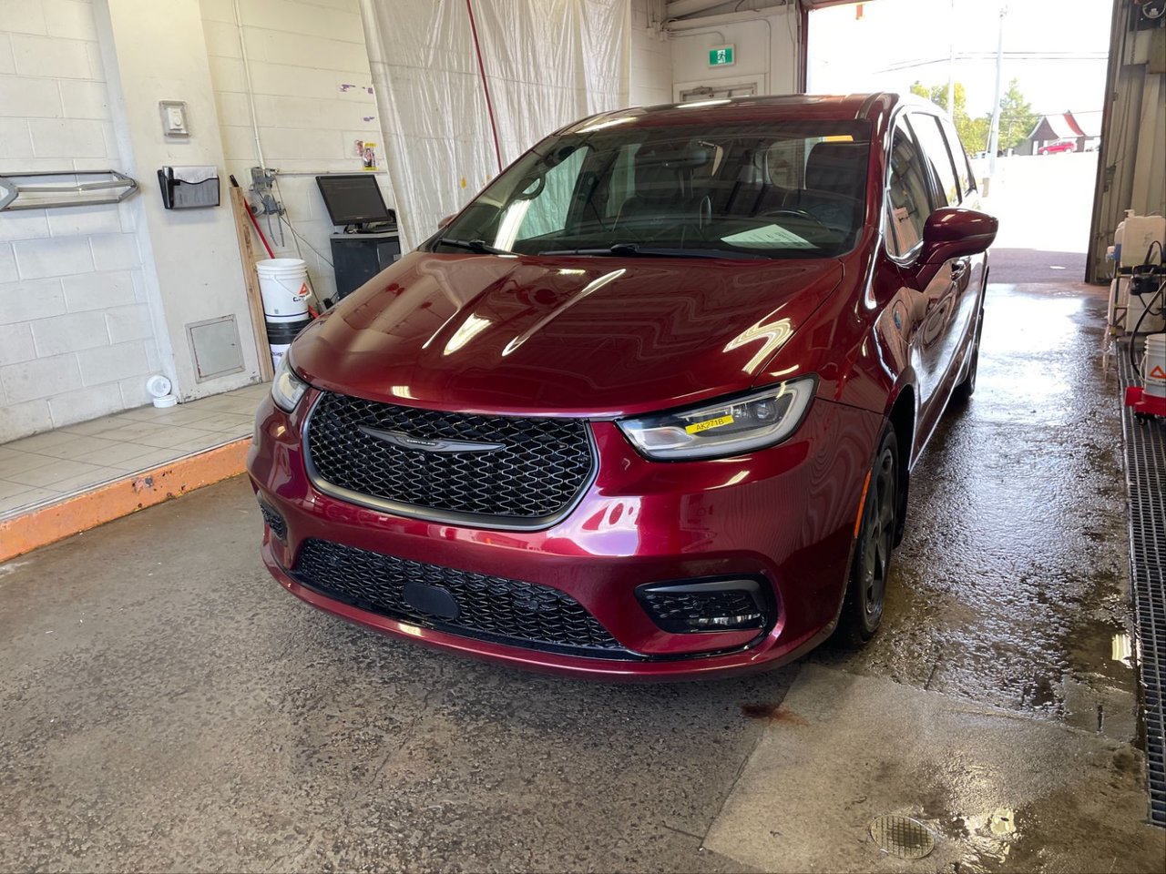 Velvet Red Pearl 2022 Chrysler Pacifica Hybrid Minivan Front-Wheel Drive Continuously Variable Transmission