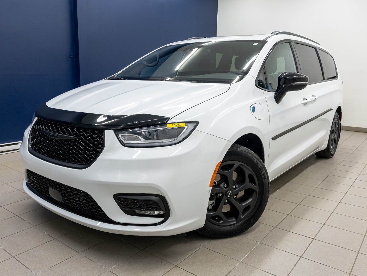 Bright White 2024 Chrysler Pacifica Hybrid Minivan Front-Wheel Drive Continuously Variable Transmission