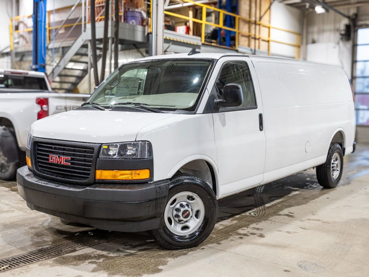 2025 GMC Savana Cargo 3500 RWD